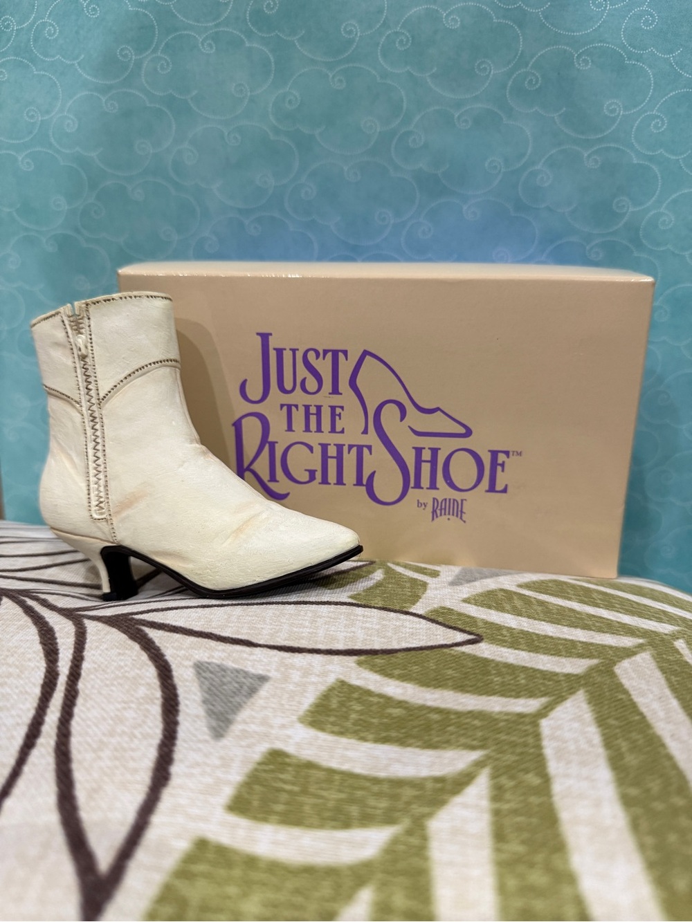 Just the Right Shoe “Ingenue” #25027 (1999) Collectible Shoe